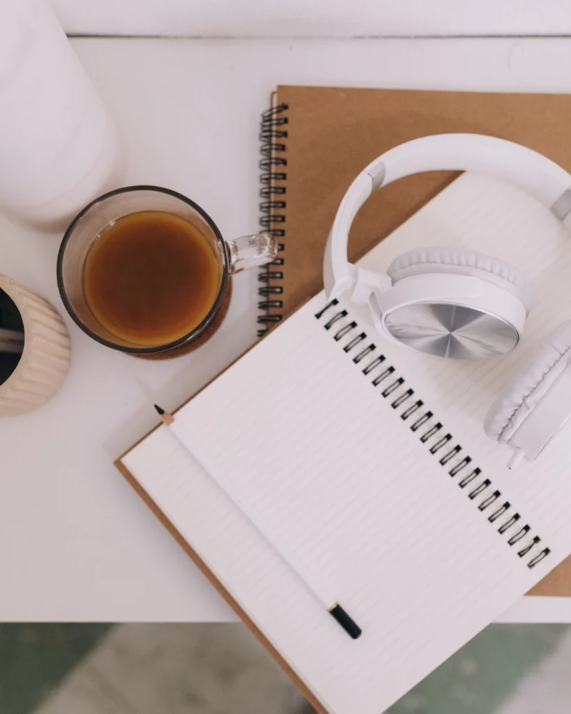 Préparer son orientation scolaire en ligne avec carnet de notes et casque audio