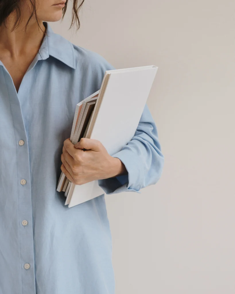 Conseillère indépendante en orientation scolaire présentant ses supports d’accompagnement